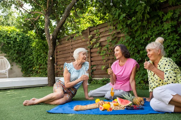 Belle Donne Anziane Che Rilassano Casa Giardino Tre Belle Signore — Foto Stock