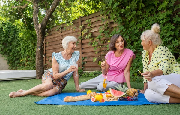 Mulheres Sênior Bonitas Relaxando Casa Jardim Três Senhoras Bastante Maduras — Fotografia de Stock