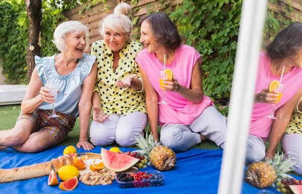 Mulheres Sênior Bonitas Relaxando Casa Jardim Três Senhoras Bastante Maduras — Fotografia de Stock