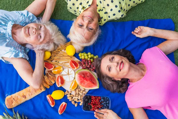 Mulheres Sênior Bonitas Relaxando Casa Jardim Três Senhoras Bastante Maduras — Fotografia de Stock