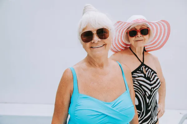 Happy Senior Women Having Party Basenie Starsi Przyjaciele Relaksujący Się — Zdjęcie stockowe