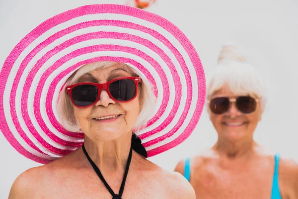 Mulheres Idosas Felizes Fazendo Festa Piscina Amigos Idosos Relaxando Uma — Fotografia de Stock