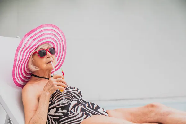 Mulher Sênior Feliz Fazendo Festa Piscina Bela Senhora Sênior Banhos — Fotografia de Stock