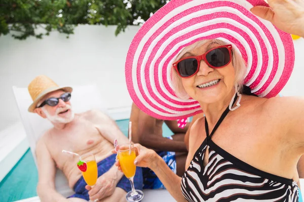 Счастливые Пенсионеры Отдыхающие Бассейне Пожилые Друзья Вечеринке Бассейна Летом — стоковое фото
