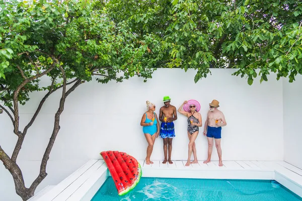 Personas Mayores Felices Teniendo Fiesta Piscina Amigos Mayores Una Fiesta — Foto de Stock