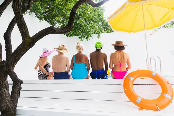 Happy Senioren Hebben Feest Het Zwembad Oudere Vrienden Een Zwembadfeest — Stockfoto