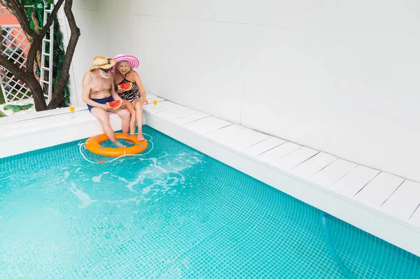 Gelukkig Senior Koppel Heeft Feest Het Zwembad Oudere Vrienden Releaxing — Stockfoto