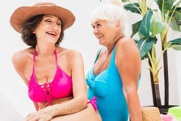 Glückliche Seniorinnen Feiern Schwimmbad Senioren Entspannen Bei Poolparty — Stockfoto