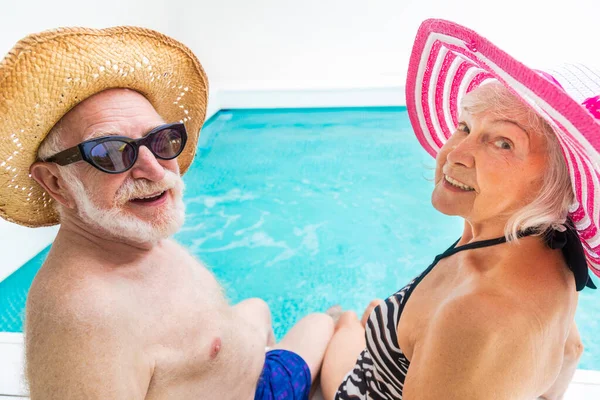 Счастливая Пожилая Пара Отдыхающая Бассейне Пожилые Друзья Отдыхают Вечеринке Бассейна — стоковое фото