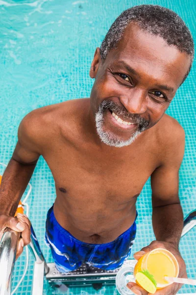 Mutlu Son Sınıf Öğrencisi Yüzme Havuzunda Parti Veriyor Aktif Yaşlı — Stok fotoğraf