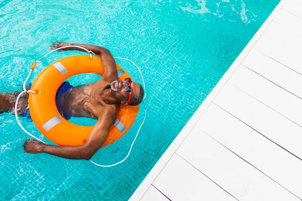 Happy Senior Man Met Feest Het Zwembad Actieve Oudere Man — Stockfoto