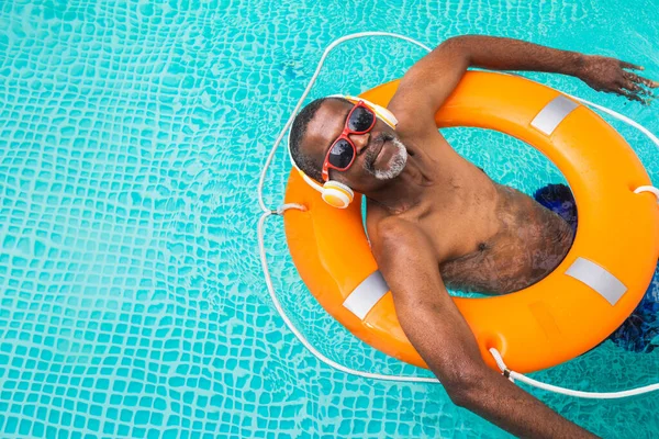Happy Senior Man Met Feest Het Zwembad Actieve Oudere Man — Stockfoto