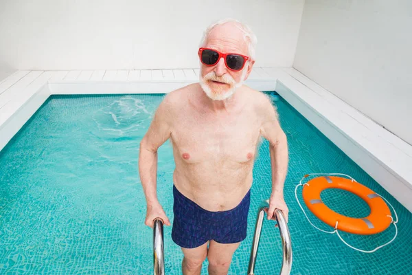 水泳プールでパーティーをしている幸せな高齢者 夏の間 アクティブな高齢者の男性日光浴とプライベートプールでリラックス — ストック写真