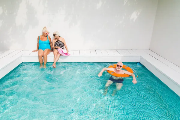 Personas Mayores Felices Teniendo Fiesta Piscina Amigos Mayores Una Fiesta — Foto de Stock