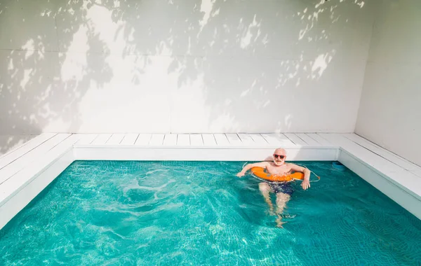 Hombre Mayor Feliz Teniendo Fiesta Piscina Hombre Anciano Activo Tomando — Foto de Stock