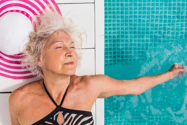 Happy Senior Vrouw Heeft Feest Het Zwembad Mooie Senior Dame — Stockfoto