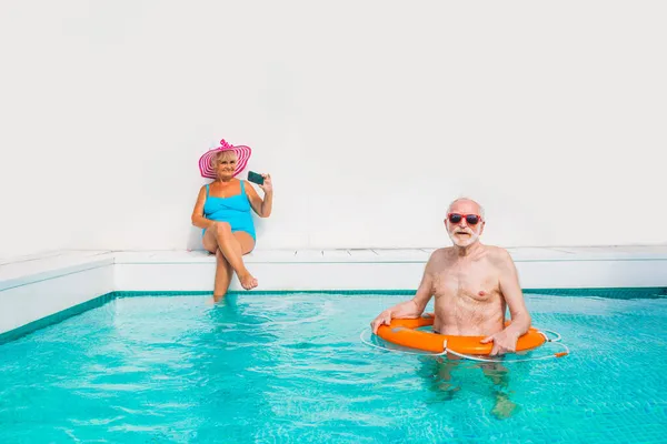 Gelukkig Senior Koppel Heeft Feest Het Zwembad Oudere Vrienden Releaxing — Stockfoto