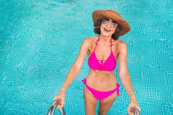 Happy Senior Vrouw Heeft Feest Het Zwembad Mooie Senior Dame — Stockfoto