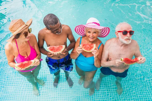 Glückliche Senioren Feiern Schwimmbad Senioren Bei Poolparty Sommer — Stockfoto