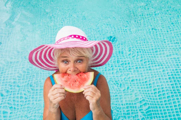 Happy Senior Vrouw Heeft Feest Het Zwembad Mooie Senior Dame — Stockfoto