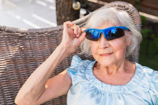 Mulher Sênior Bonita Relaxando Casa Jardim Senhora Muito Madura Descansa — Fotografia de Stock