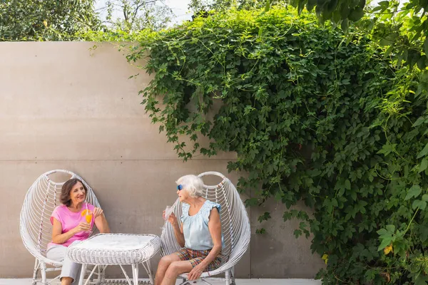 Hermosas Mujeres Mayores Que Relajan Casa Jardín Dos Señoras Bastante — Foto de Stock