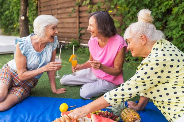 Mulheres Sênior Bonitas Relaxando Casa Jardim Três Senhoras Bastante Maduras — Fotografia de Stock