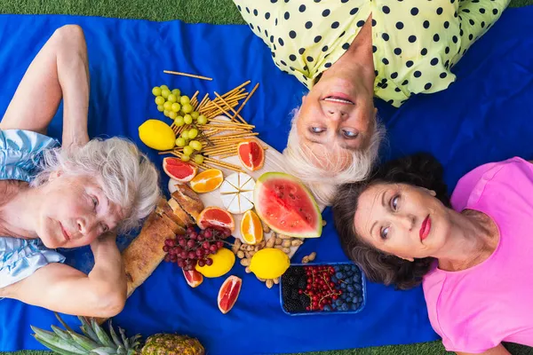 Mulheres Sênior Bonitas Relaxando Casa Jardim Três Senhoras Bastante Maduras — Fotografia de Stock