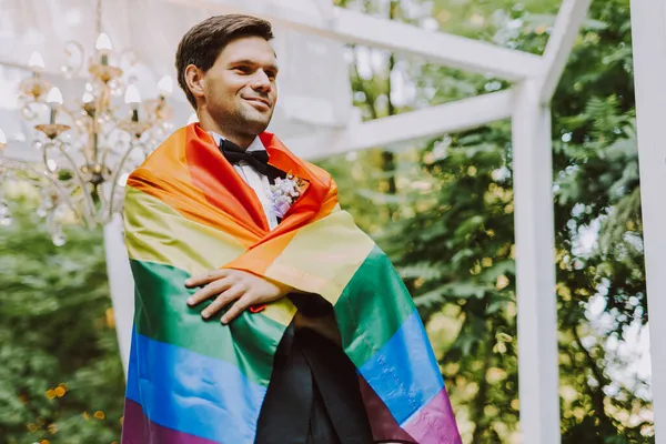自分の結婚式を祝う同性愛者のカップル 結婚式でLbgtカップル 包括性についての概念 Lgbtqコミュニティと社会的公平 — ストック写真