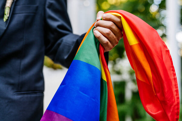 Гомосексуальная пара празднует собственную свадьбу - LBGT пара на свадебной церемонии, концепции о инклюзивности, ЛГБТК сообщество и социальный равенство