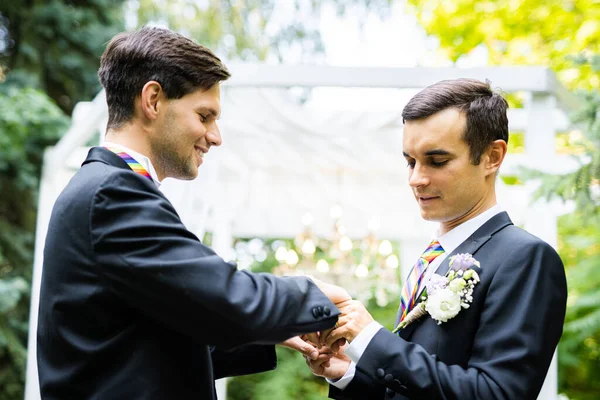 Homoseksueel Koppel Viert Eigen Bruiloft Lbgt Koppel Tijdens Huwelijksceremonie Concepten — Stockfoto