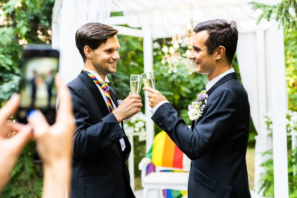 Homoseksueel Koppel Viert Eigen Bruiloft Lbgt Koppel Tijdens Huwelijksceremonie Concepten — Stockfoto