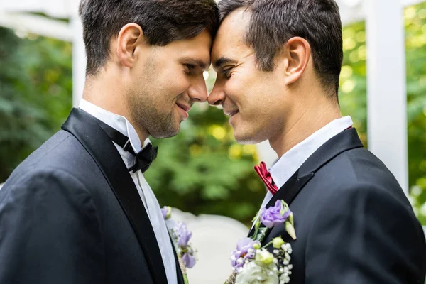 Pareja Homosexual Que Celebra Propia Boda Pareja Lbgt Ceremonia Boda — Foto de Stock