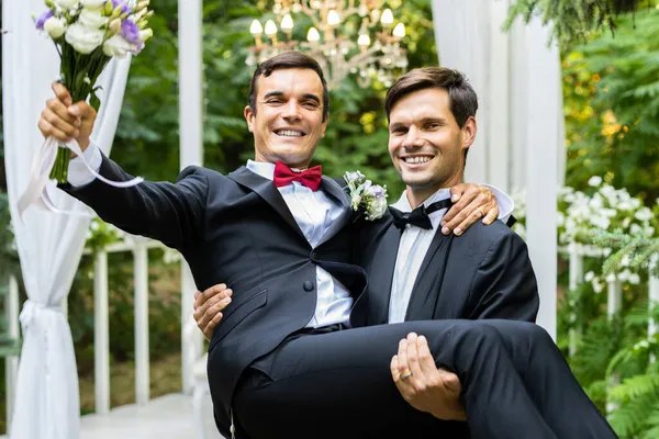 Eşcinsel Çift Kendi Düğünlerini Kutluyorlar Lbgt Çifti Düğün Töreninde Kapsayıcılık — Stok fotoğraf