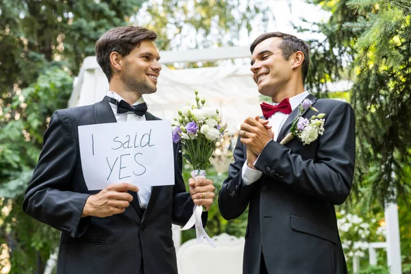 Homosexuella Par Firar Sitt Eget Bröllop Lbgt Par Vid Bröllopsceremoni — Stockfoto