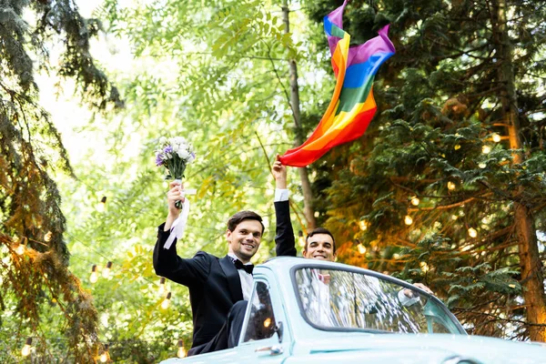 自分の結婚式を祝う同性愛者のカップル 結婚式でLbgtカップル 包括性についての概念 Lgbtqコミュニティと社会的公平 — ストック写真