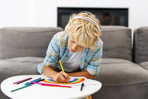 Ragazzo Carino Che Gioca Videogiochi Sullo Smartphone Casa — Foto Stock