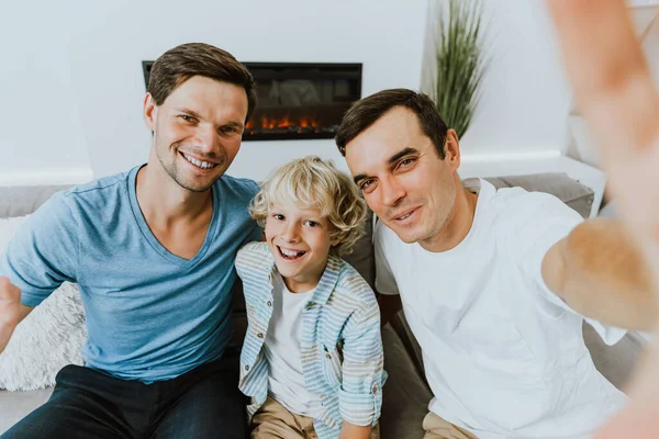 Famiglia Lgbt Coppia Gay Con Figlio Adottivo Genitori Omosessuali Con — Foto Stock