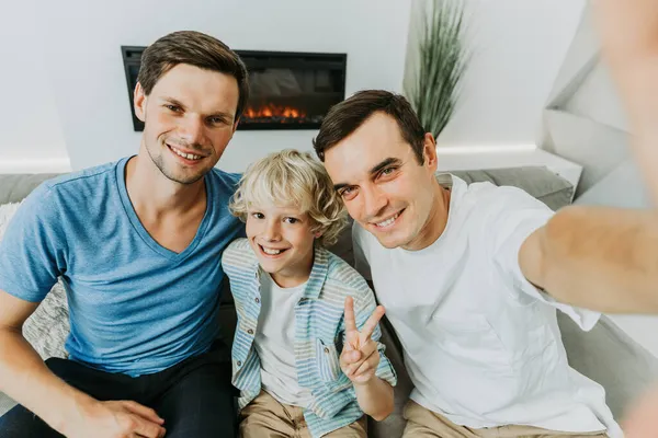 Familia Lgbt Pareja Gay Con Hijo Adoptivo Padres Homosexuales Con —  Fotos de Stock
