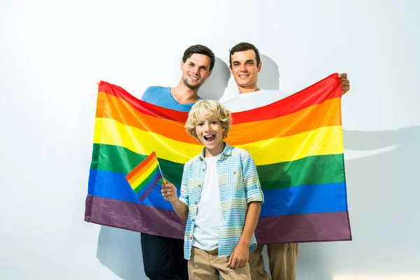 Lgbtファミリー 養子とのゲイカップル 同性愛者の両親と彼らの子供は家で楽しんで — ストック写真