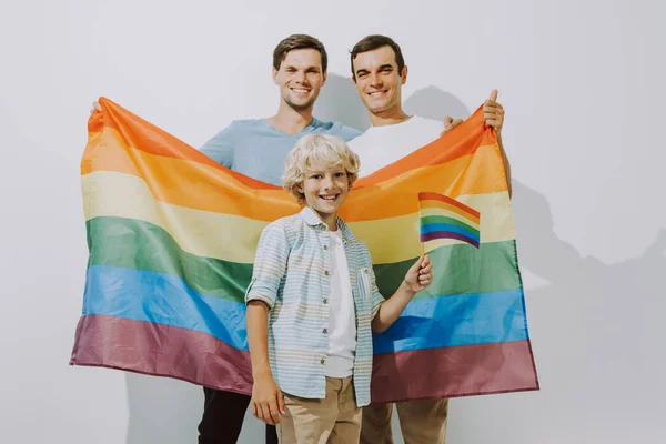 Lgbt Rodzina Gej Para Adoptowany Syn Homoseksualny Rodzice Ich Dziecko — Zdjęcie stockowe