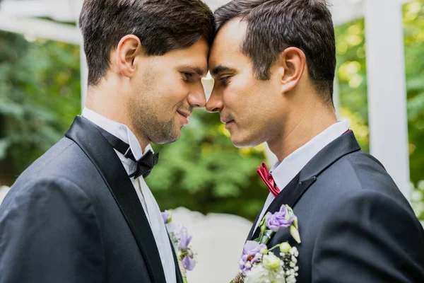 Homosexuella Par Firar Sitt Eget Bröllop Lbgt Par Vid Bröllopsceremoni — Stockfoto