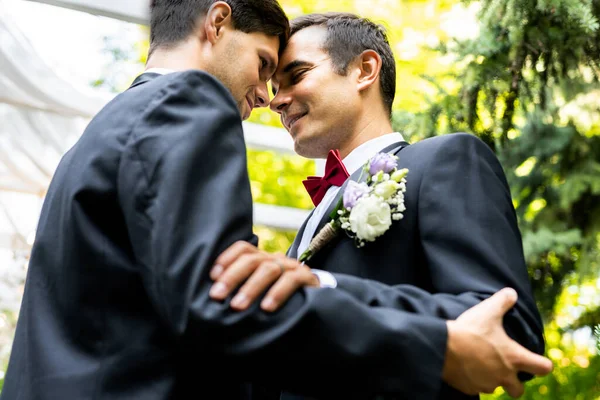 同性夫妇在婚礼上庆祝自己的婚礼 Lbgt夫妇 包容性概念 Lgbtq社区和社会平等 — 图库照片