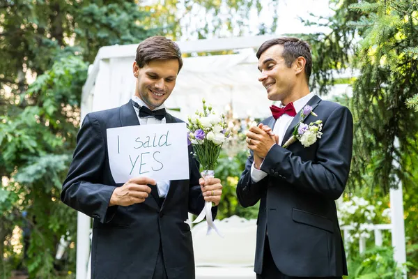 同性夫妇在婚礼上庆祝自己的婚礼 Lbgt夫妇 包容性概念 Lgbtq社区和社会平等 — 图库照片