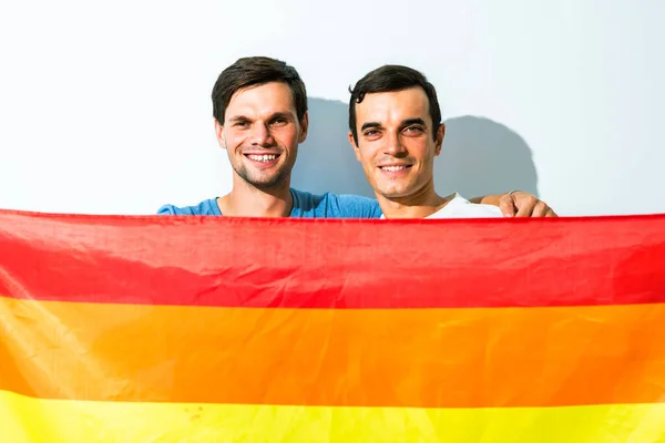 Lgbt Rodina Homosexuální Pár Držící Duhovou Vlajku — Stock fotografie