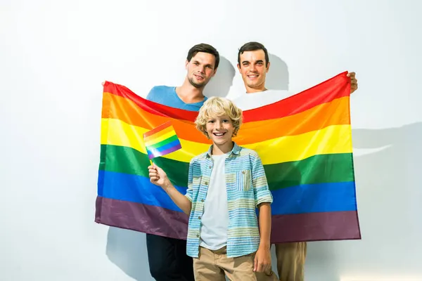 Lgbtファミリー 養子とのゲイカップル 同性愛者の両親と彼らの子供は家で楽しんで — ストック写真