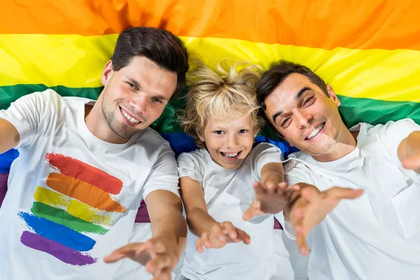 Lgbt Rodzina Gej Para Adoptowany Syn Homoseksualny Rodzice Ich Dziecko — Zdjęcie stockowe