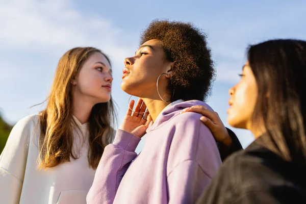 Multicultural Group Young Friends Bonding Outdoors Having Fun Stylish Cool — Stock Photo, Image