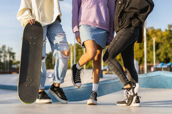 Multicultural Group Young Friends Bonding Outdoors Having Fun Stylish Cool — Stock Photo, Image