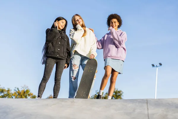 Multicultural Group Young Friends Bonding Outdoors Having Fun Stylish Cool — Stock Photo, Image